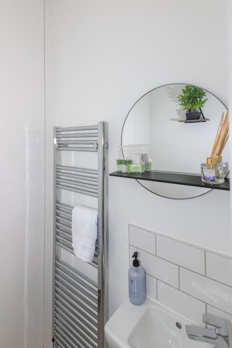 Modern, Stylish 2-bedroom New Build House Holiday home Birmingham