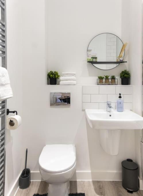 Modern, Stylish 2-bedroom New Build House Birmingham