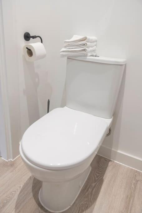Modern, Stylish 2-bedroom New Build House * Birmingham